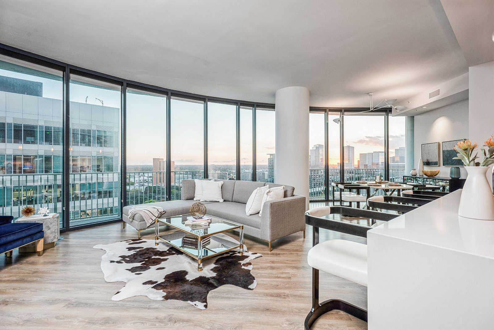 arrive-upper-kirby-apartment-homes-for-rent-houston-tx-77098-living-room